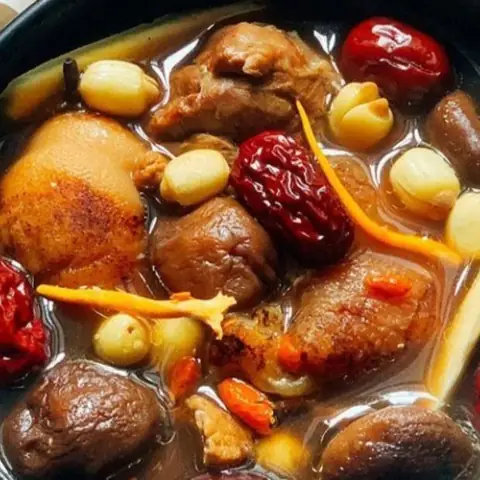 Thịt Lợn Hầm Táo Đỏ