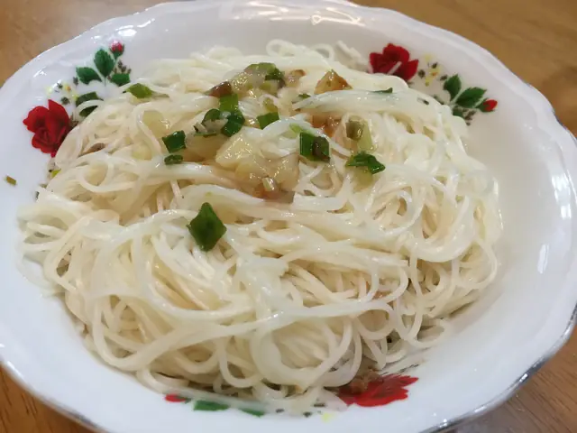 油 蔥 拌 麵 線